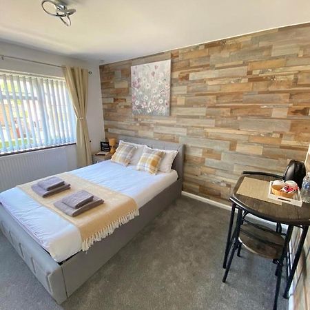 Gatwick Deluxe En-Suite Rooms 홀리 외부 사진