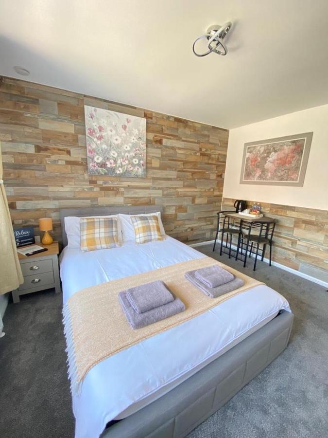 Gatwick Deluxe En-Suite Rooms 홀리 외부 사진